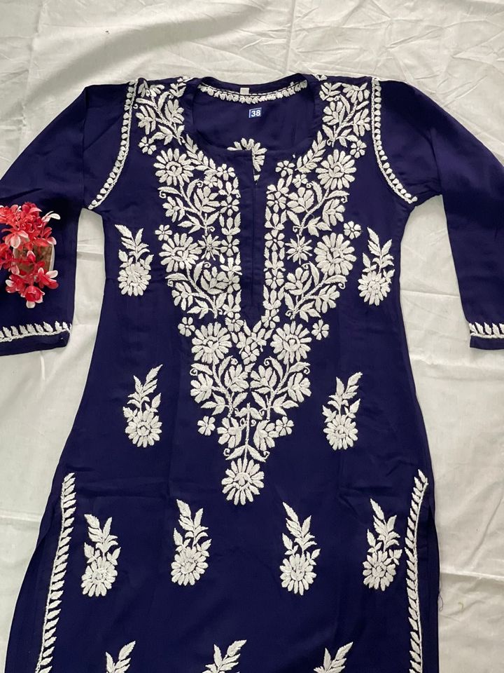 Lucknowi_chikankari_rayon_gala_buti_kurti