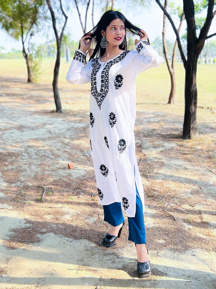 Colourful_thread_work_white_mul_mul_cotton_kurti