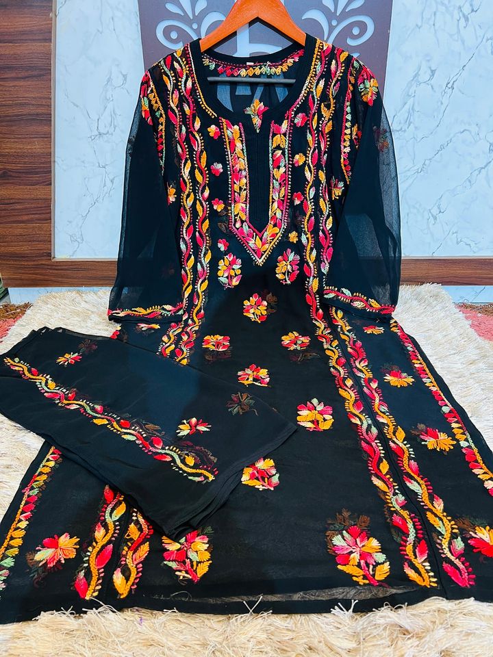 Georgette_chikankari_kurti_with_stole